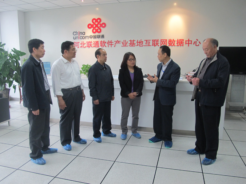 石家莊首屆O2O電子商務(wù)博覽會(huì)與會(huì)領(lǐng)導(dǎo)參觀河北聯(lián)通金石機(jī)房